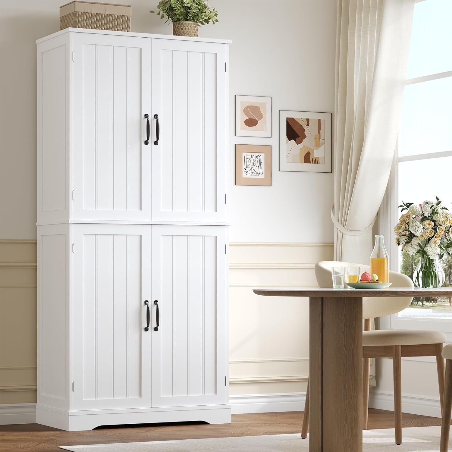 Buffet cuisine avec quatre portes et poignees metalliques, meuble de rangement pratique pour interieur